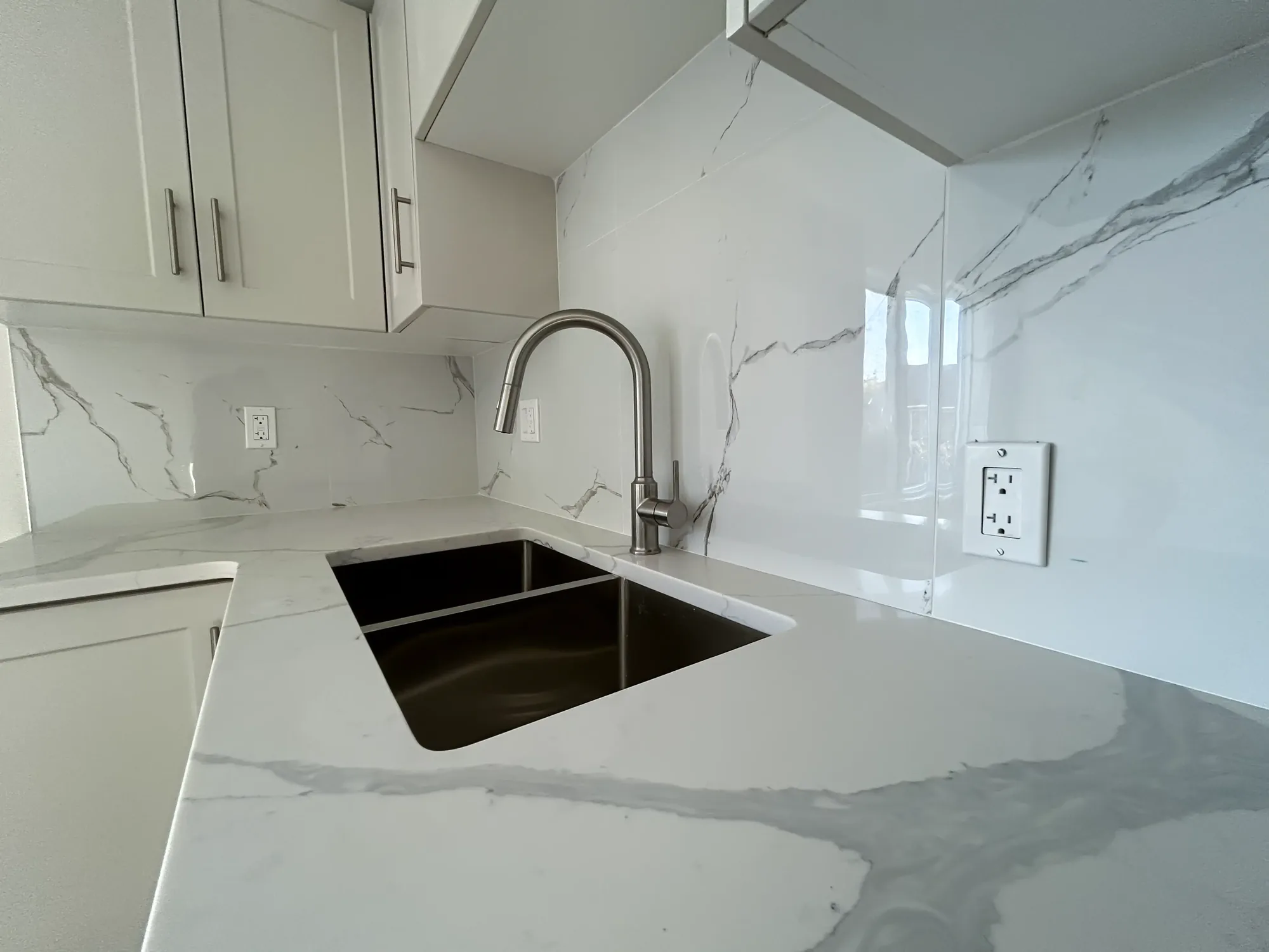 1485 Erie St Apartments, Counters2